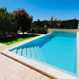 Paradise House - Apartment in Villa with private pool and private garden, hotel in Abrantes