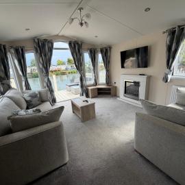 15 Woodlands lakeside retreat، فندق في Crowle