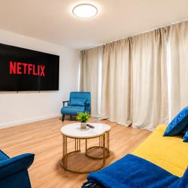 Spacious Central 2BR Apartment with Balcony, 85 Inch Smart TV & Fast WiFi, Sleeps 9, Ideal for Contractors, Families & Couples