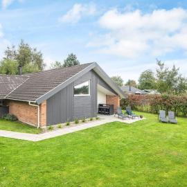 Luxury Retreat with Pool, hotel a Sønderby