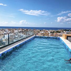 AC room in shared apartment with rooftop pool & gym