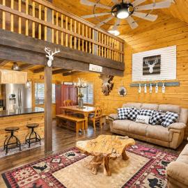 Real log cabin in the Pines with large game room!, hotel u gradu Pine