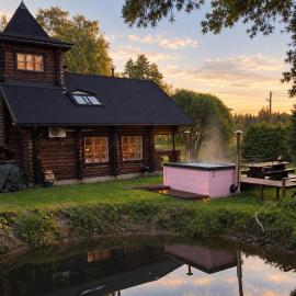 Villa Ihana Log Villa with Sauna & Hot Tub near Turku, hotel in Askainen