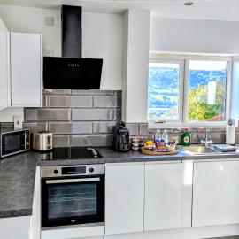Hot Tub House with Views near M4
