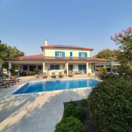 Villa Romansa Miljevci with private tennis court, heated pool, Jacuzzi and sauna, hotel a Širitovci