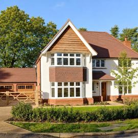 Spacious 4-Bed Home 3 Baths Parking Towcester, hotel v destinaci Towcester