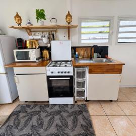 Studio tropical climatisé avec piscine, plage à pied