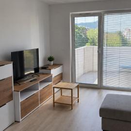 Bright apartment with Private Parking Garage, hotell sihtkohas Rača