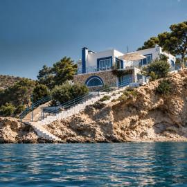 Villa Nikolitsa with private beach, hotel a Megara