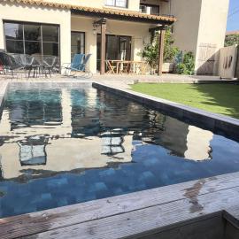 Grande maison 6 chambres au coeur du village, piscine et proche mer