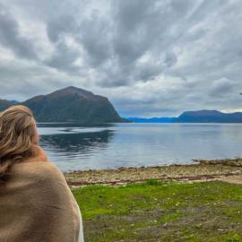 Hundeidvik Fjord Retreat - Fjord Suite with Sauna โรงแรมในHundeidvik