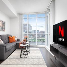 Downtown Escape Stylish Condo with City Views, hotell i Toronto