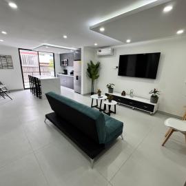 Premium 2-Bedroom Apartment - 8 minutes to SJO Airport, Heredia, hotelli kohteessa Echeverría