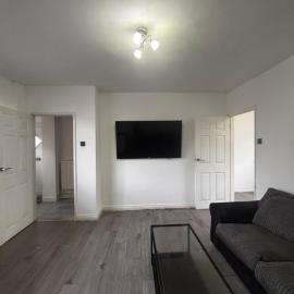 Spacious 2 bedroom house, hotelli kohteessa Northampton