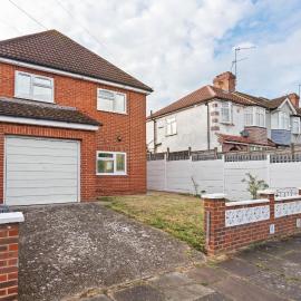 6 Bed, 3 Baths, Ealing, London, hotel u gradu 'Northolt'
