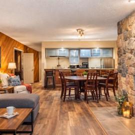 Large 2 Floor Condo, Pool Pass, Beach Club, walk to Shanty Creek, hotel sa Bellaire