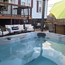 State Street Retreat w Hot Tub, Firepit, Dogs OK, hotel a Bristol