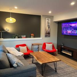 Private 2-Bedroom Suite with Sunny Park Views, Flex Bedding, Desk, BBQ - Modern and Cozy, Hotel in Colwood