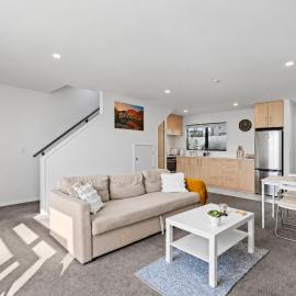 Lincoln Two Bedroom Townhouse with Courtyard and Free Parking