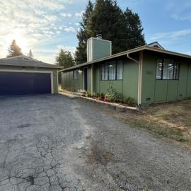 Stunning beautiful, cozy home in Everett، فندق في إيفريت