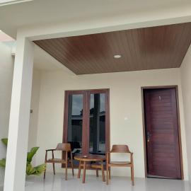 Accommodation with a fish pond and rice fields