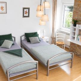 Sei hier Gast - FEWO 1 Ferienwohnung im Gesindehaus Warmsdorf, zentral zwischen Aschersleben, Bernburg und Staßfurt, Hotel in Güsten