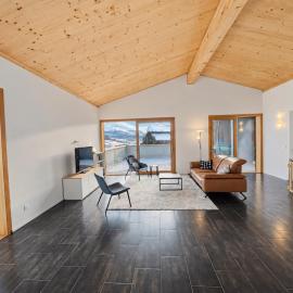 3 bedroom condo in front of Obersaxen ski resort, hotel u gradu 'Obersaxen'