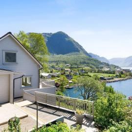Unique house on the fjord near Preikestolen, hôtel à Forsand