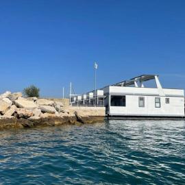 Dream houseboat with sea view and hot tub, hotelli kohteessa Novigrad Istria