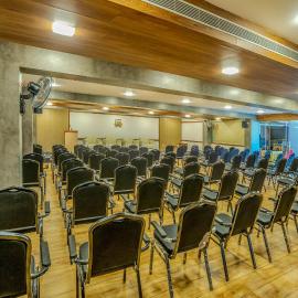 GRAND VIEW Inn، فندق في Tirūr