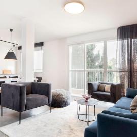 Modern 2BR Apt w Private Parking in City Center, hotelli kohteessa Ramat HaSharon