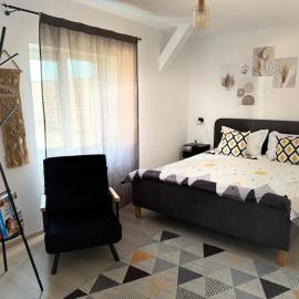 Cozy Chick Studio at Jokai Apartments