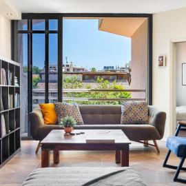 Ramat Hasharon Duplex Rooftop Oasis with Shelter, hotelli kohteessa Ramat HaSharon