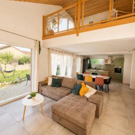 Maison moderne avec jardin clos