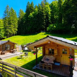 Idyllic Farm Cabin with Scenic Views and Concierge by SwissHut, hotel a Sigriswil