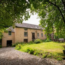 Historic 1600 Cottage with Hot Tub, Private Estate, hotel a Stirling