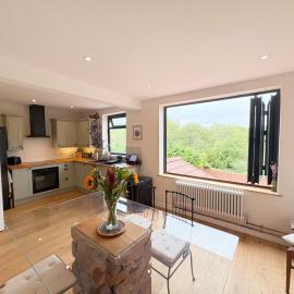 Two Bedroom House with Garden - Hazelbury Road, Hotel in Brislington