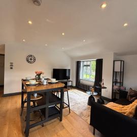 Stylish 2Bed Flat - Next to Guildford High Street