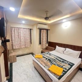 Hotel VRINDA NIKUNJ 966o9o1oo6 - 20mtr I 1min walking from ShreeNath Ji temple Nathdwara By SK, hotel i Nāthdwāra
