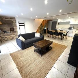 Jolie Maison au coeur du Gevaudan aux portes de l Aubrac، فندق في Rimeize