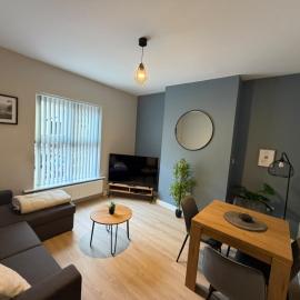 Spacious 5BR Sheffield Home | City Access & WiFi