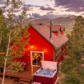 Family & Dog Welcoming Lodge with Hot Tub & Games, Hotel in Nederland