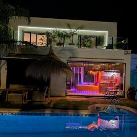 Villa lujosa con spa, piscina y sala de juegos PRIVADOS