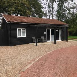 Luxury Woodlands Lodge with Hot Tub courtyard, hotel a Firsby