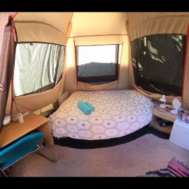 HONEY BEE tent shared bathroom no kitchen no oven, hotel in Glastonbury