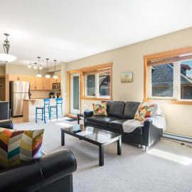 G425- Cozy Top Floor Condo, Gym, HotTub, Pool, Free Parking