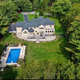 Stunning Luxury Estate with pool in Syosset
