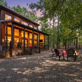 Happy Hours - hot tub fire pit coziness, hotel in Broken Bow