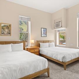 Independence Square 213, Spacious Hotel Room with 2 Queen Beds, Wet Bar, and Sitting Area, hotell sihtkohas Aspen