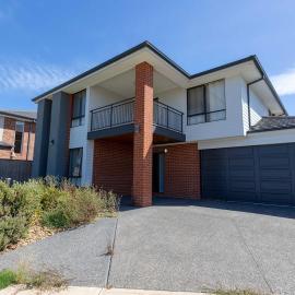 Spacious 5BR Waterfront Home with Workspace